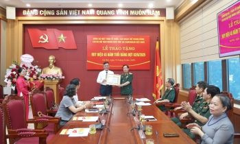 Trung tướng Nguyễn Hữu Chính vinh dự nhận Huy hiệu 45 năm tuổi Đảng