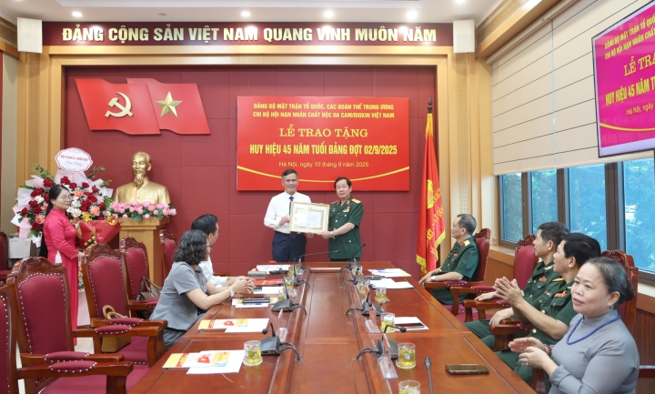 Trung tướng Nguyễn Hữu Chính vinh dự nhận Huy hiệu 45 năm tuổi Đảng