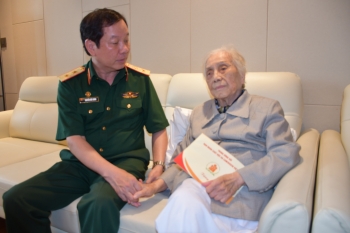 Chủ tịch Hội Nạn nhân chất độc da cam/dioxin Việt Nam thăm bà Nguyễn Thị Bình