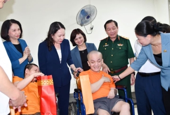 Phó Chủ tịch nước thăm, tặng quà nạn nhân chất độc da cam