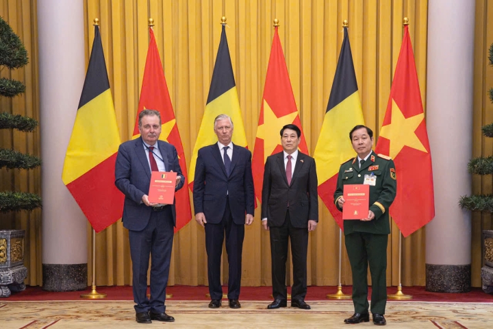 Lieutenant General Nguyen Huu Chinh welcomed Belgian King and signed the in-principle agreement between the Vietnam Association for Victims of Agent Orange/Dioxin and the Aquitara Impact Fund 1 of the Kingdom of Belgium