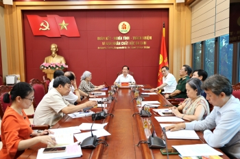 Central Committee of the Association Receives and Works with Ms. Tran To Nga